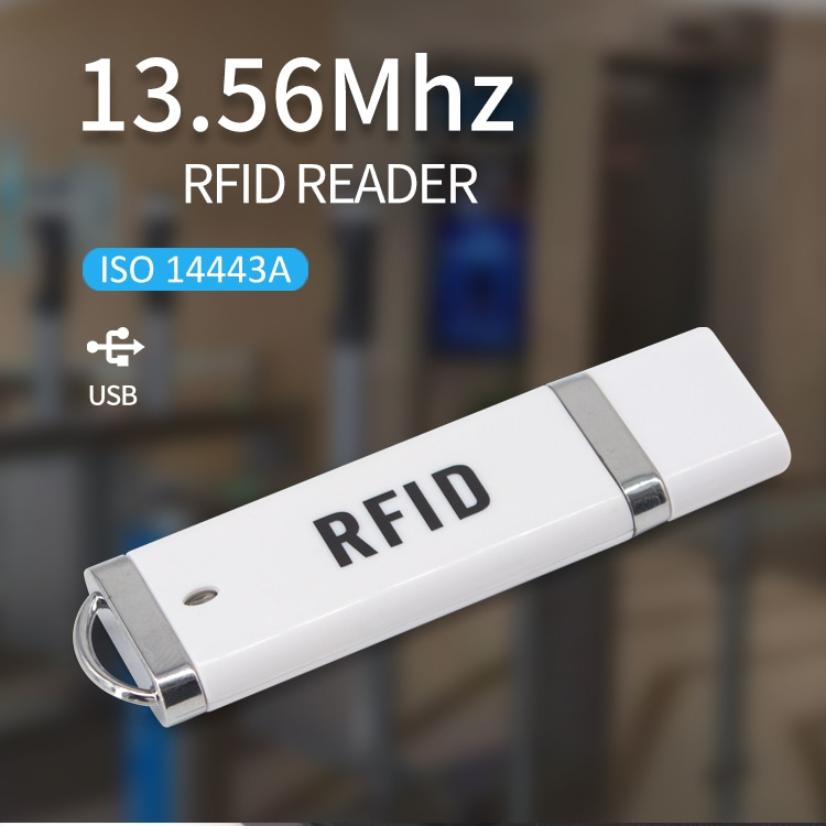 Een gebruiker houdt de draagbare R60C UID-toegangslezer vast om het compacte formaat in USB-stickstijl te tonen