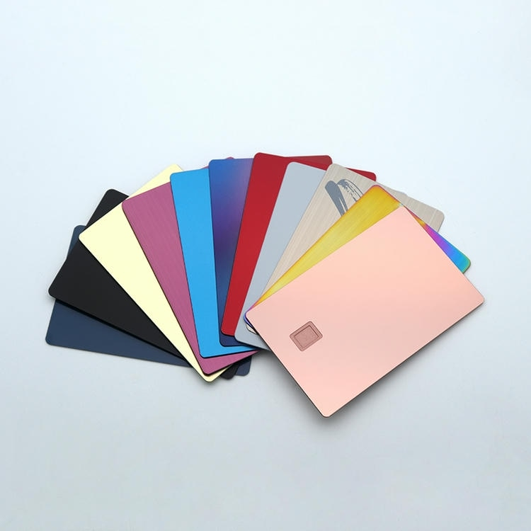 Deze afbeelding toont aangepaste metalen IC-kaarten met veilig chipontwerp en lasergesneden details voor toepassingen met metalen contact IC-kaarten.