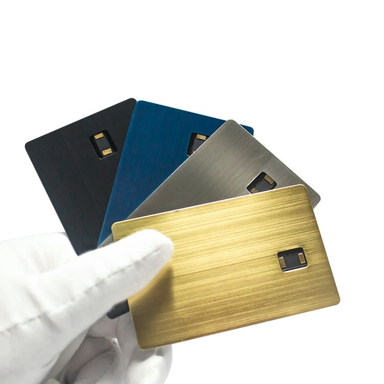 Aangepaste metalen smart IC-kaarten met lasergesneden details voor toepassingen met metalen contact IC-kaarten.