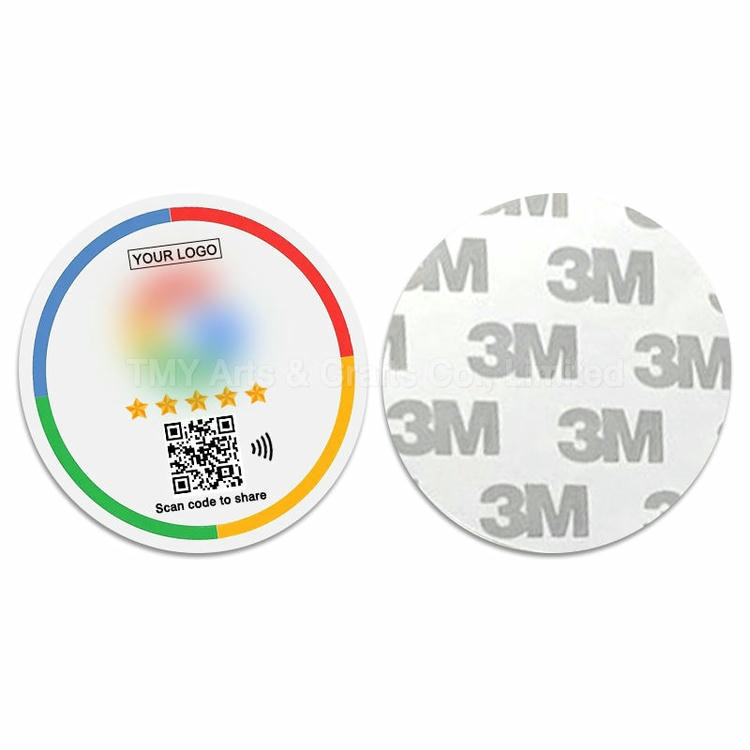 Hoge beveiliging NFC epoxy sticker getoond als een ronde QR en tap tag naast de lijm voering ter ondersteuning van veilige tracering en anti-knoeien gebruik.