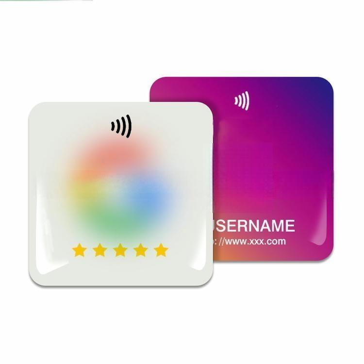 Hoge beveiliging NFC epoxy sticker getoond als een vierkante koepel tag met draadloos pictogram en classificatie sterren voor veilige product verificatie.