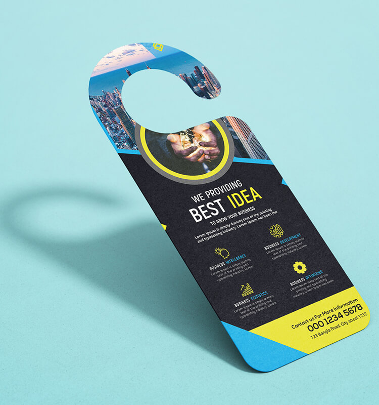 Aangepaste hoteldeurhangers en niet storen bordjes weergegeven met focus op maatreferentie voor Plastic Cards projecten.