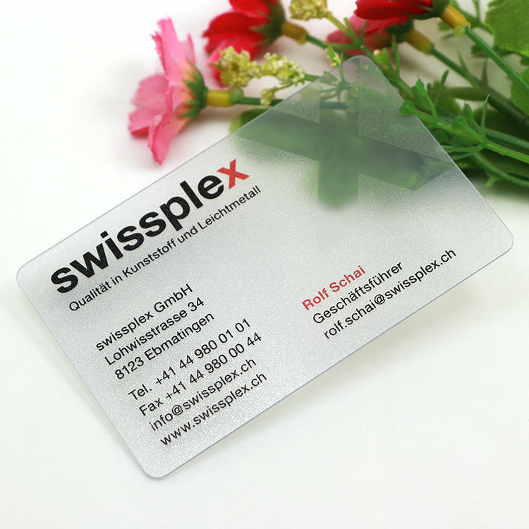 Productvergelijking met chipdetail van bedrukte kunststof visitekaartjes voor bedrijven.