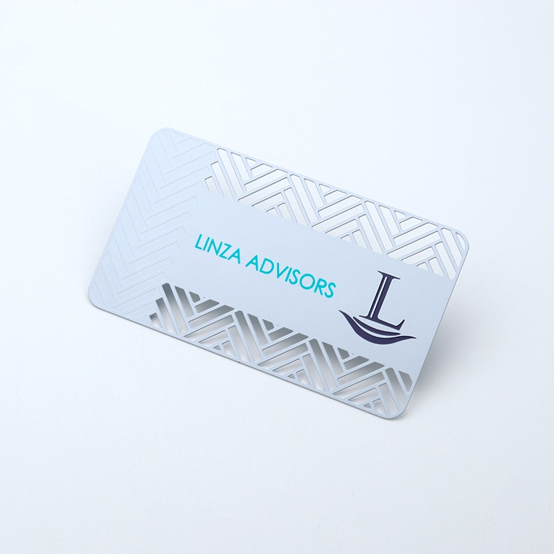 Zwarte matte metalen visitekaartjes voor premium merken met gegraveerd logo voor Metal Business Cards toepassingen.