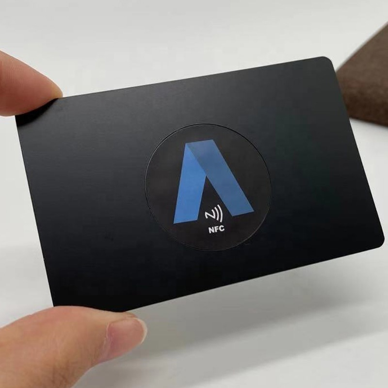 Aangepaste metalen NFC-kaarten met gedetailleerde chipintegratie voor metalen contact IC-kaarten.