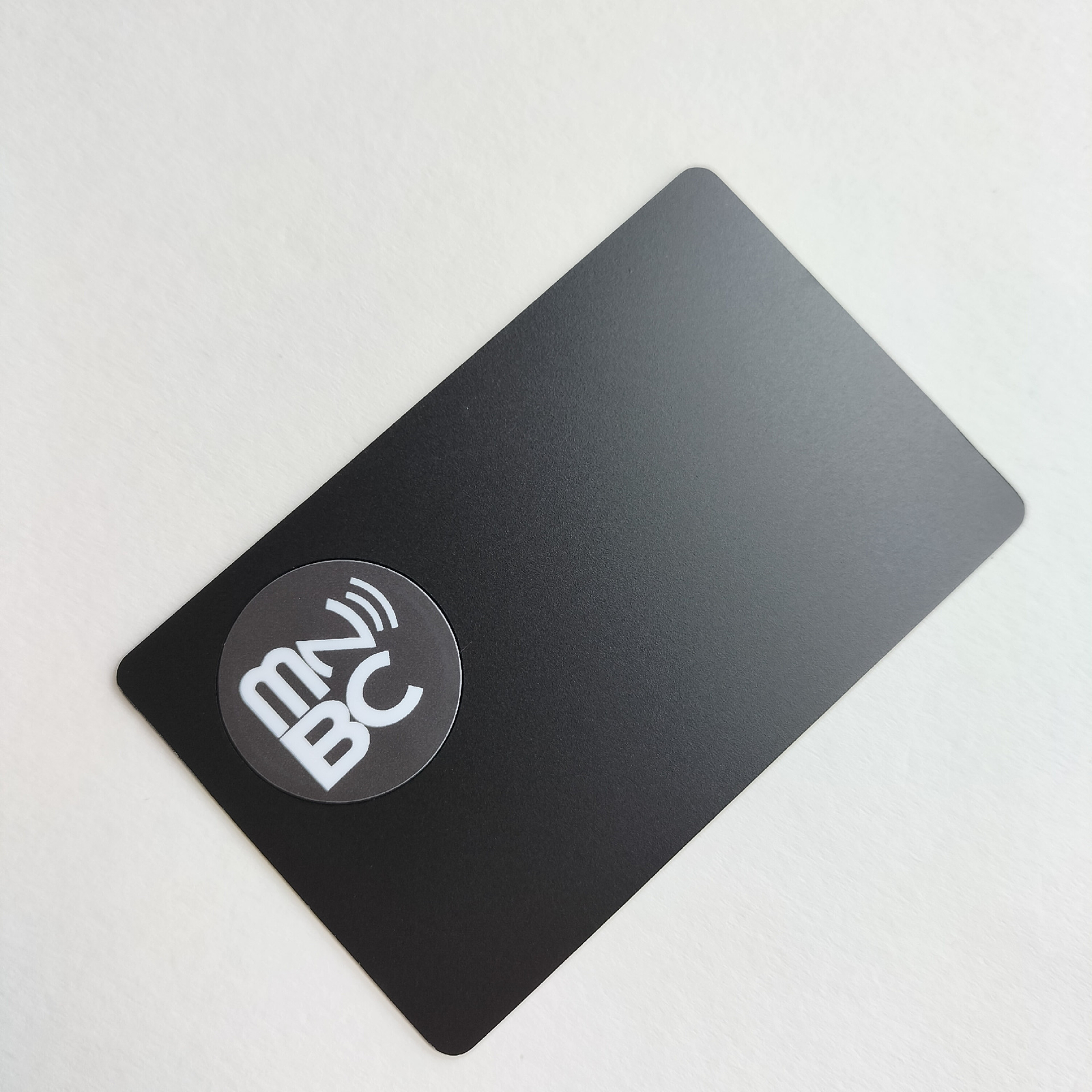 Aangepaste metalen NFC-kaarten met nauwkeurig lasergesneden details voor projecten met metalen contact IC-kaarten.