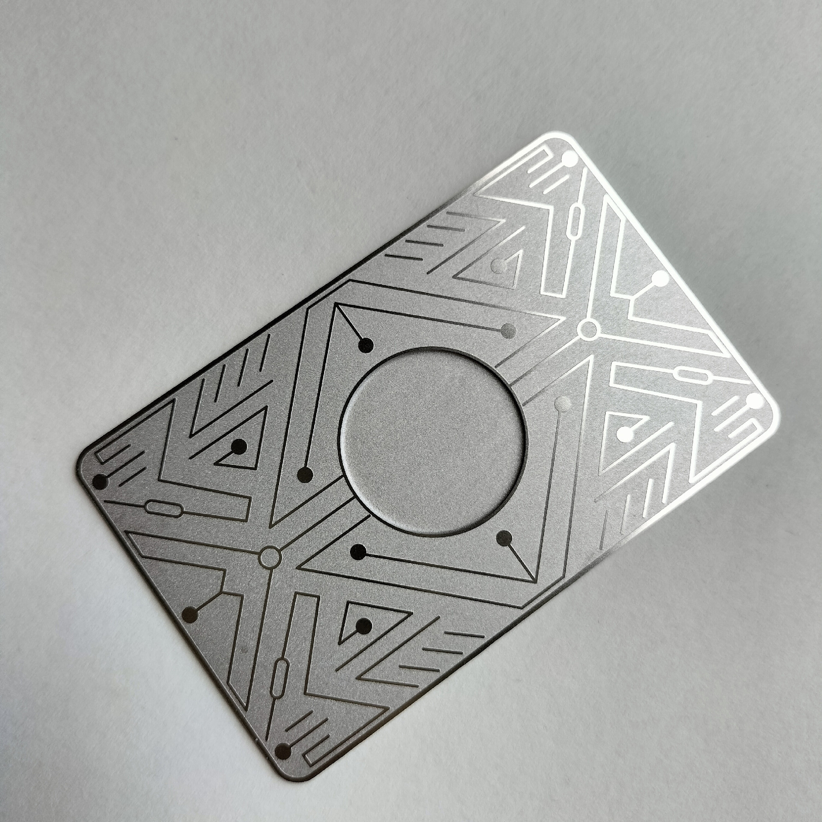 Aangepaste metalen NFC-kaarten met gepolijste randen voor toepassingen met metalen contact IC-kaarten.