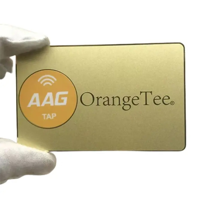 Metalen NFC-visitekaartjes met tekst op maat met materiaala fwerking voor toepassingen met Metal Business Cards.