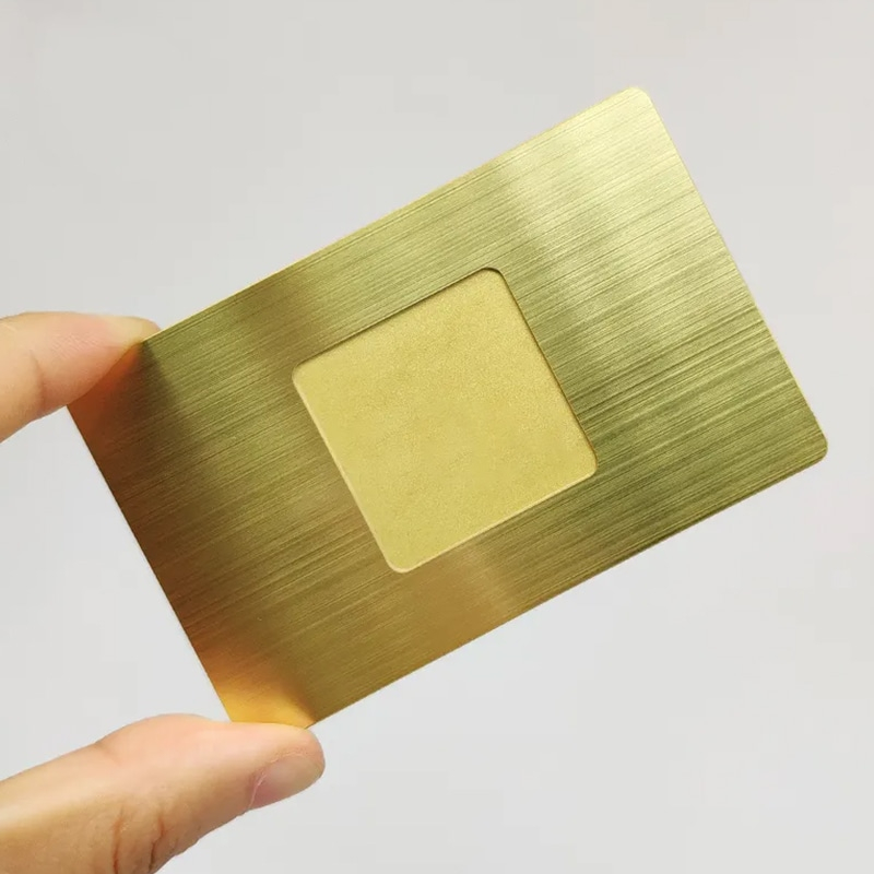 Achteraanzicht van roestvrijstalen NFC metalen visitekaartjes.