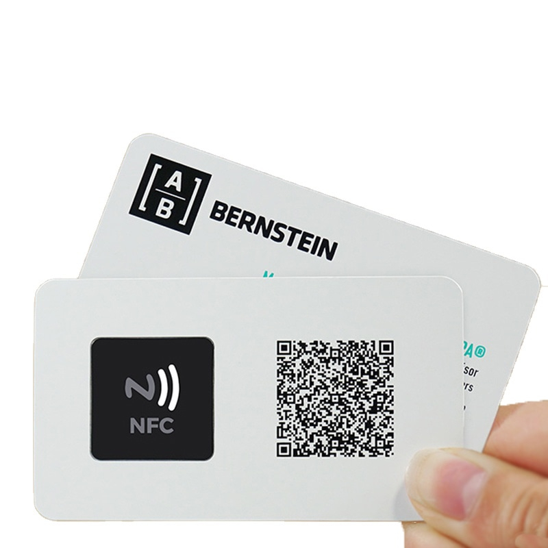 Vooraanzicht van roestvrijstalen NFC metalen visitekaartjes.