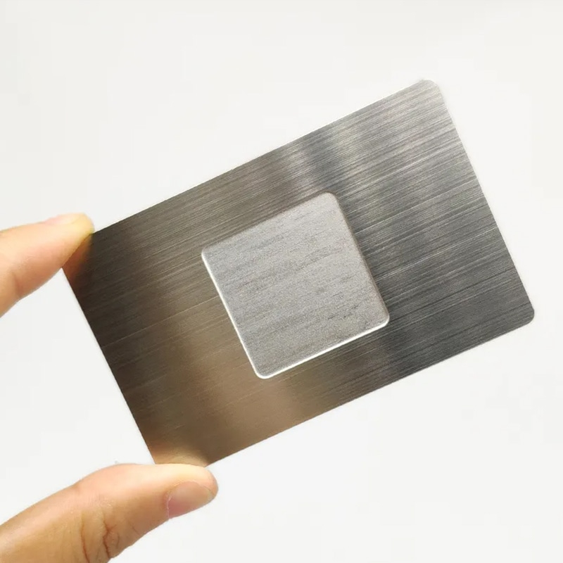 Zijaanzicht van roestvrijstalen NFC metalen visitekaartjes.