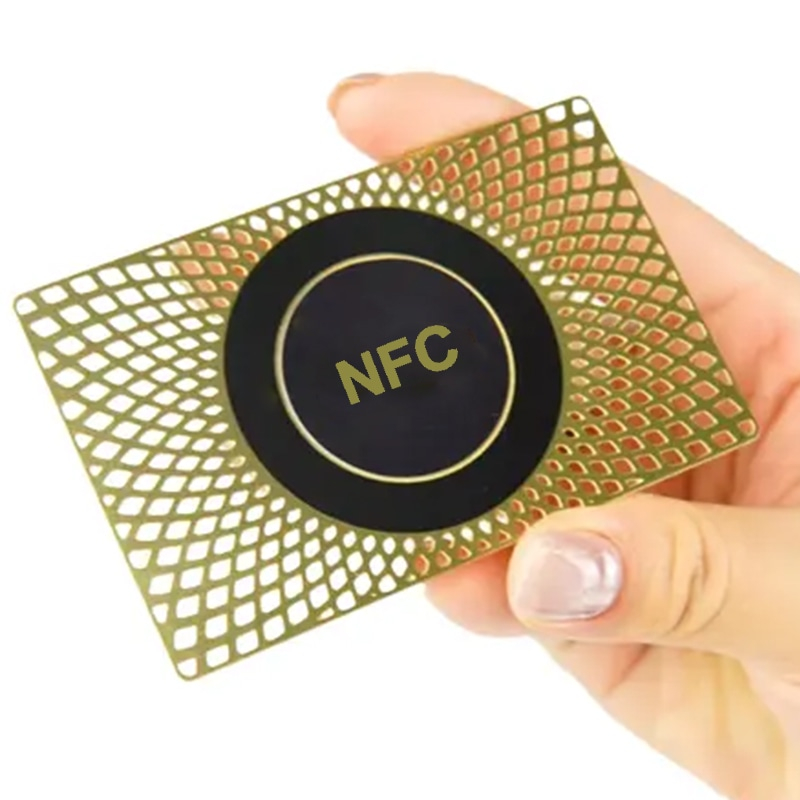 Portemonneeformaat ontwerp van roestvrijstalen NFC metalen visitekaartjes.