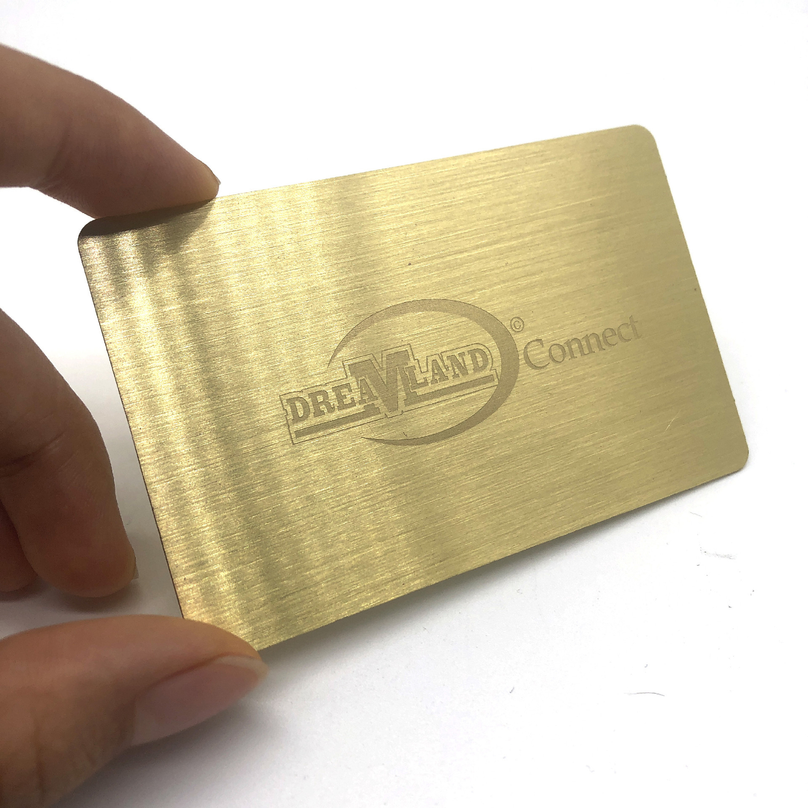 Vergulde metalen visitekaartjes met geborstelde afwerking.