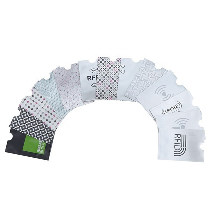Waaiervormige presentatie van RFID-blokkeerhoesjes met verschillende patronen en RFID-symbolen voor bescherming tegen ongewenst scannen.