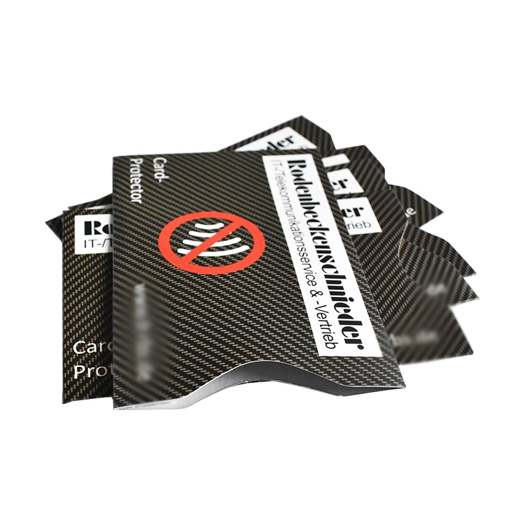 Detailopname van gelaagde RFID-blokkeerhoesjes met carbonlook en een symbool dat aangeeft dat het signaal wordt afgeschermd.