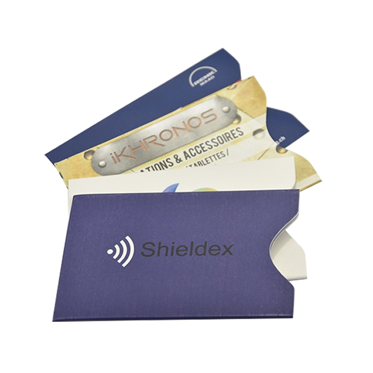 Een Shieldex RFID-blokkeerhoesje met meerdere kaarten helpt blootstelling aan ongewenst scannen te beperken.