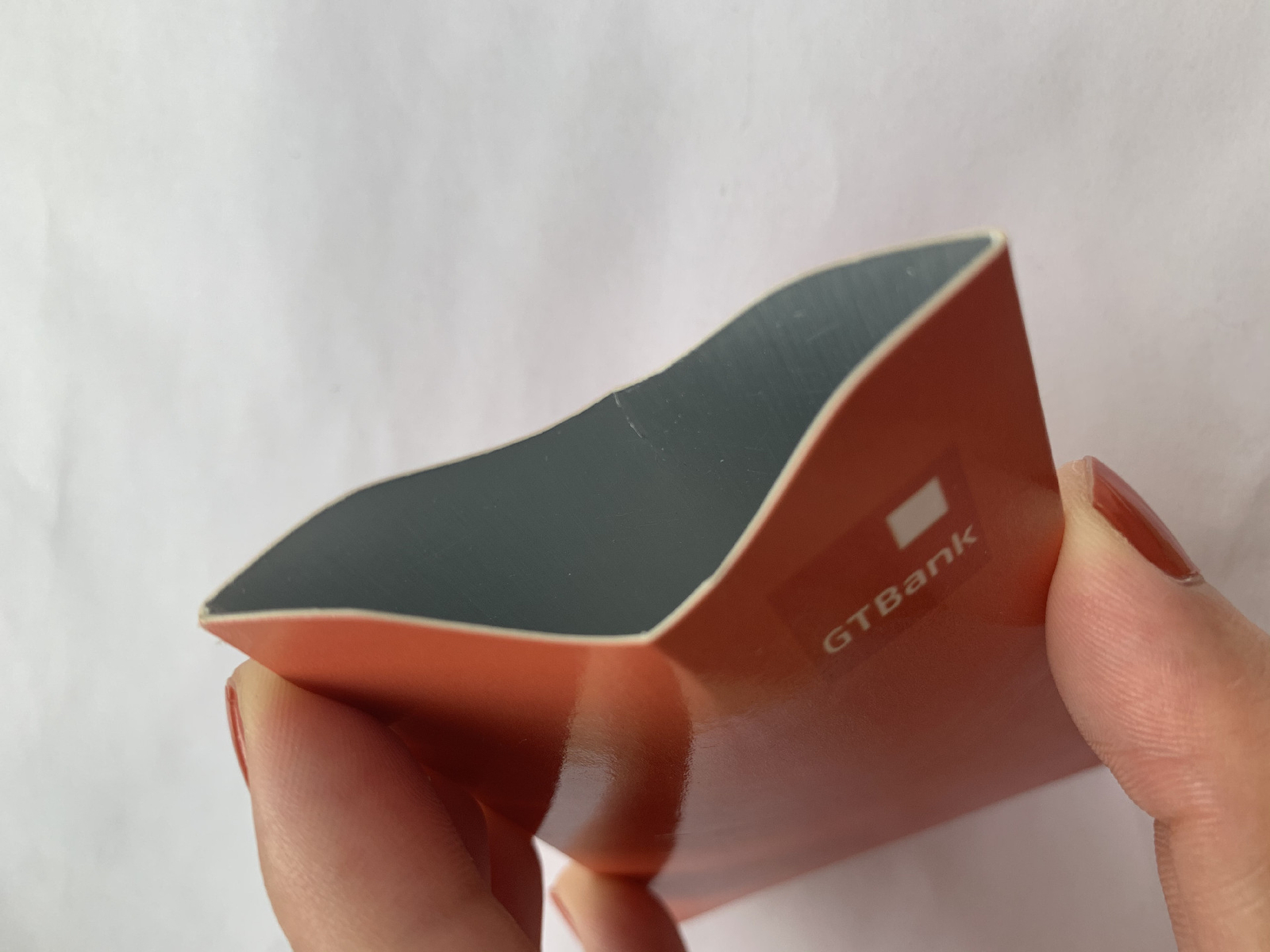 Papieren RFID-blokkeerhoesje dat een contactloze scan helpt afschermen.