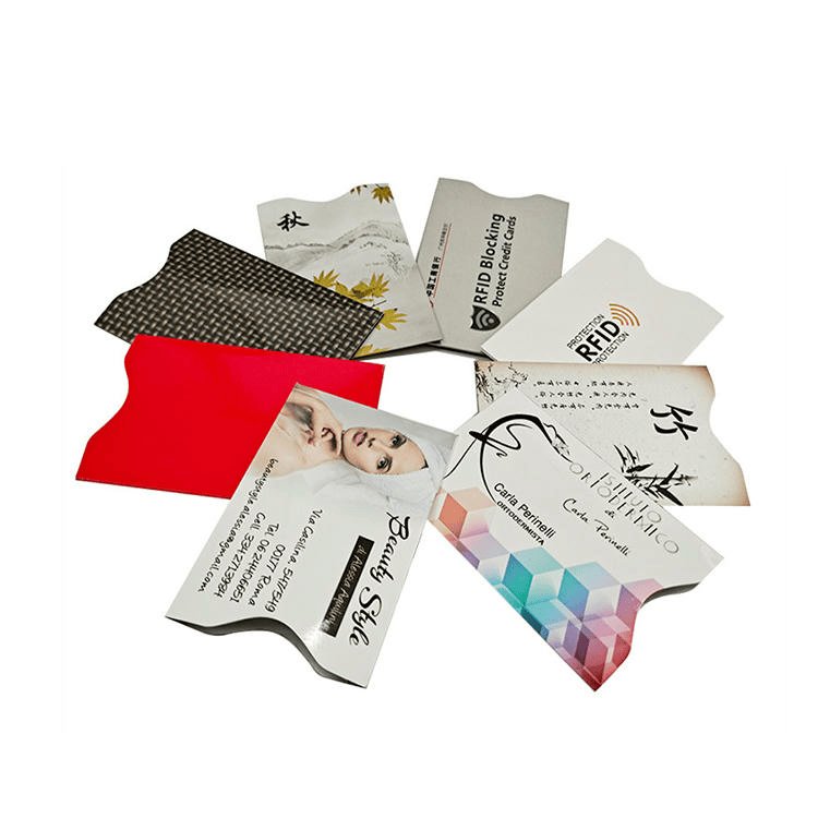 Waaiervormige presentatie van verschillende RFID-blokkeerhoesjes voor reisportemonnees en bescherming van identiteitskaarten.
