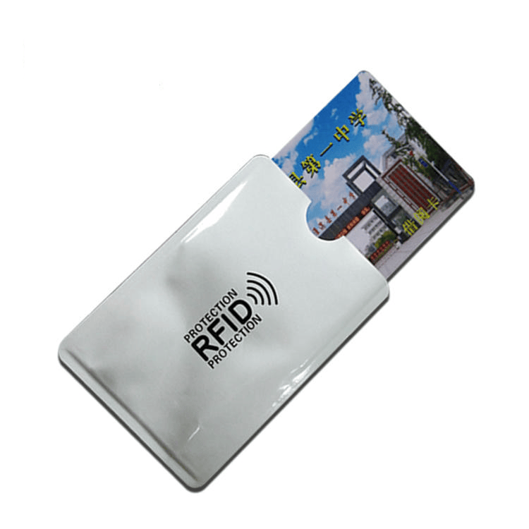 Een bedrukte kaart in een RFID-blokkeerhoesje, ter illustratie van de insteekdiepte en beschermende dekking.