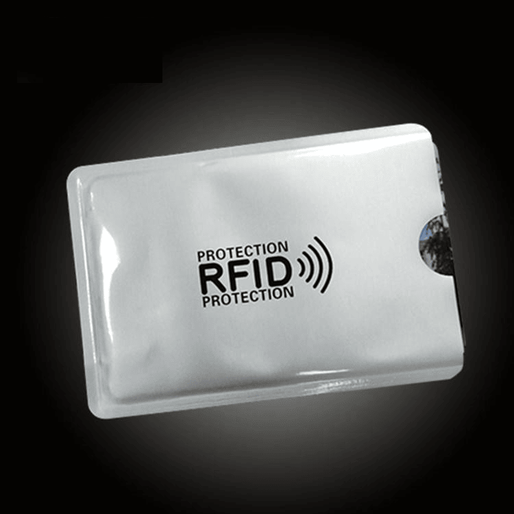 Detailopname van een RFID-beschermingslogo op het hoesje voor gebruik bij reis- en portemonneeproducten.