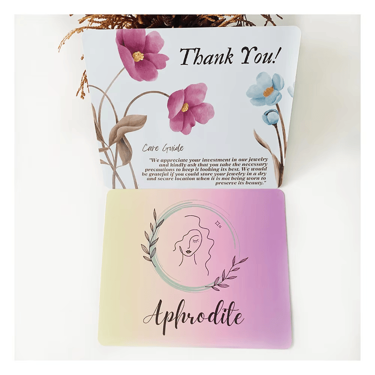 Zijaanzicht van bedrukte babyshower-bedankkaarten van gestreken papier.