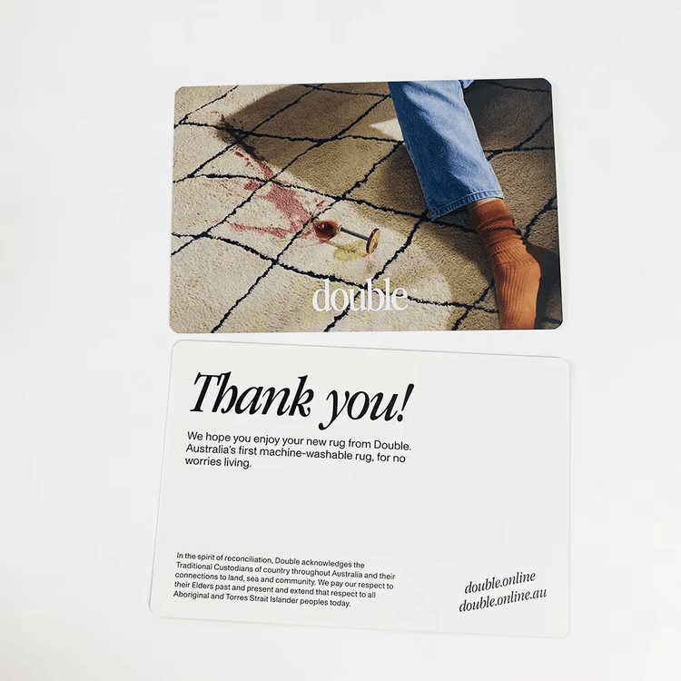 Minimalistische bedankkaarten als insert voor moderne retailverpakkingen.