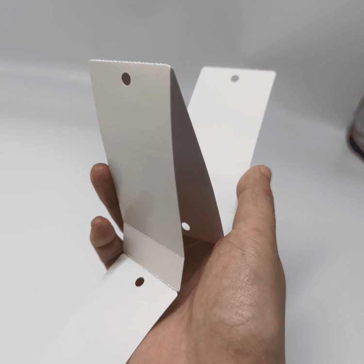 Hand met een geperforeerde strip van 80x30mm RFID papieren tickets toont de scheurlijn en ponsgat positionering.