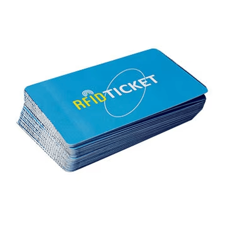 Studioaanzicht van een blauwe stapel RFID-papieren tickets van 80x30mm benadrukt het compacte formaat en de nette afgeronde hoeken.