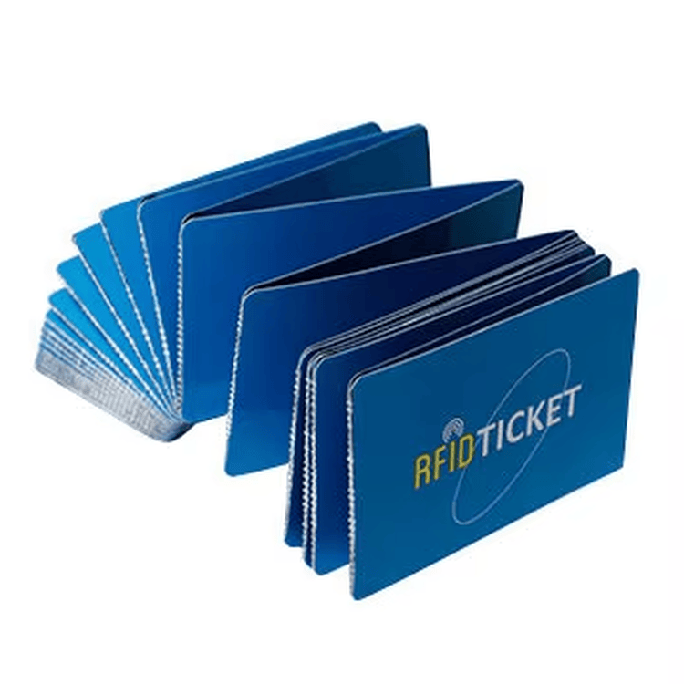 Studio-opname van blauwe RFID-papieren tickets van 80x30mm in waaiervorm voor smart e-ticketing en NFC-toegang.