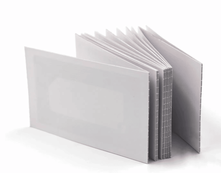 Studiostapel met blanco RFID-papieren ticketinlays van 80x30mm toont de dikte en consistente uitlijning voor codering.