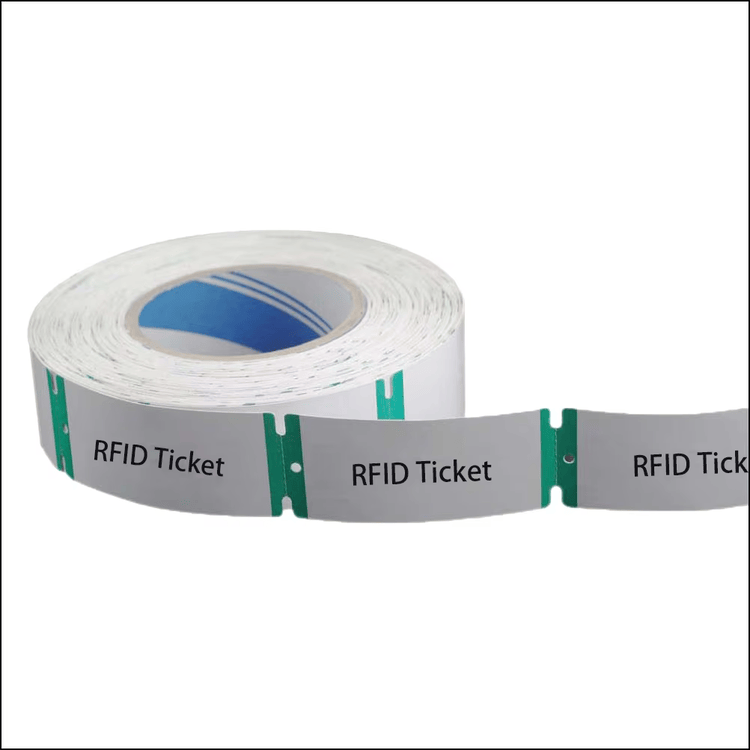 Een continue rol van 80x30mm RFID papieren tickets wordt weergegeven met perforaties voor snelle scheuren en toegang tot eenmalig gebruik.