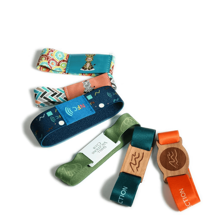 Elastische RFID-polsbandjes voor concerttoegang met waterbestendige uitvoering.