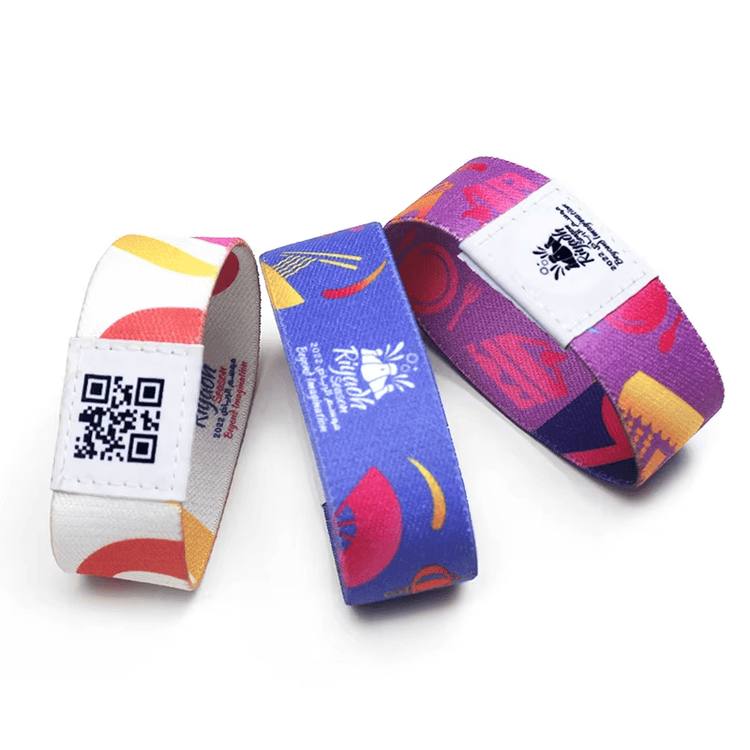 Productfoto van Elastische RFID-polsbandjes voor zwembadtoegang; met chipdetail; in de categorie Elastische RFID-polsbandjes.
