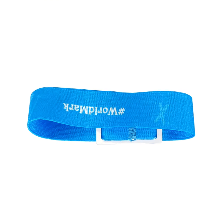 Productfoto van Elastische RFID-polsbandjes voor personeel identificatie; met chipdetail; in de categorie Elastische RFID-polsbandjes.