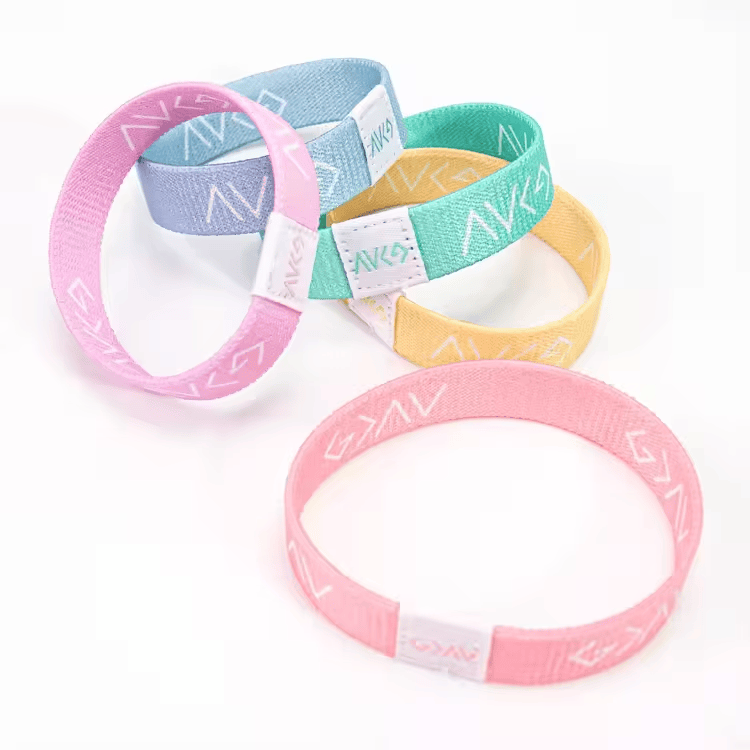 Productfoto van Elastische RFID-polsbandjes voor attractieparken; met chipdetail; voor toepassingen met Elastische RFID-polsbandjes.