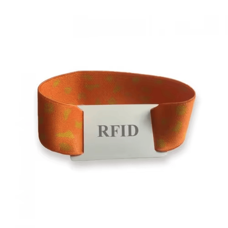 De close-up afbeelding toont de duurzame PVC tag op een festival elastische RFID polsband die veilig beschermt de slimme chip.