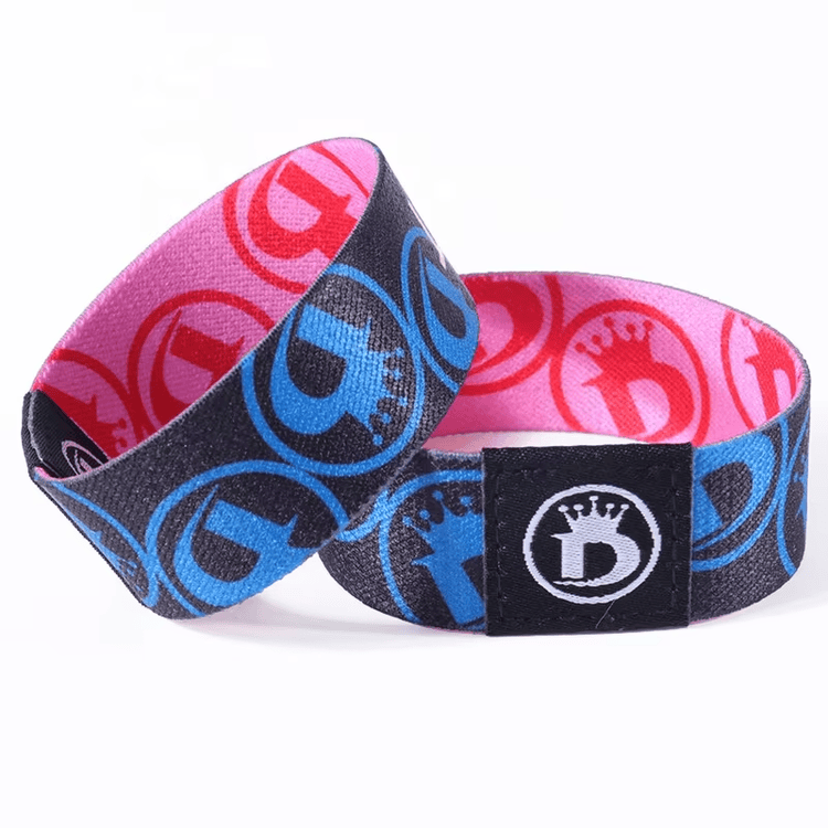 De foto richt zich op de versterkte naailus sluiting van een festival elastische RFID polsband die langdurige slijtage garandeert.