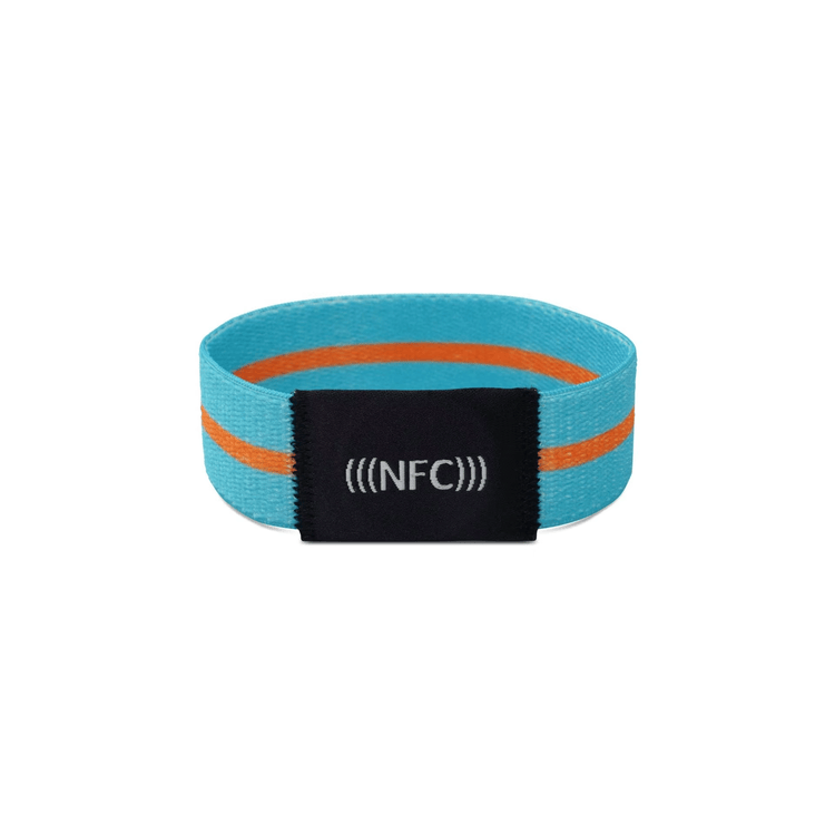 Een festival elastisch RFID polsband wordt gescand bij een contactloze lezer voor snelle en veilige toegangscontrole bij een concertingang.
