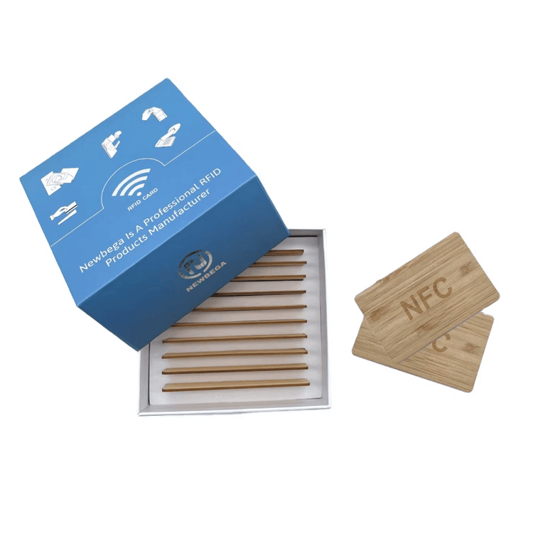 Productfoto van NTAG216 houten NFC-cadeaukaarten voor loyaliteit; met chipdetail; voor toepassingen met Houten kaarten.