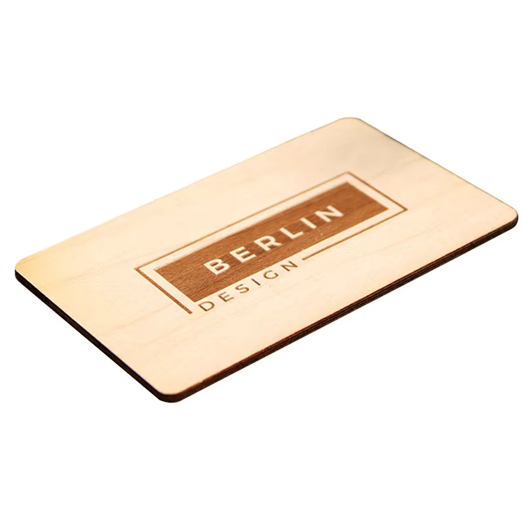 Productfoto van RFID houten visitekaartjes voor slimme netwerken; met kaartbedrukking op maat; voor toepassingen met Houten kaarten.