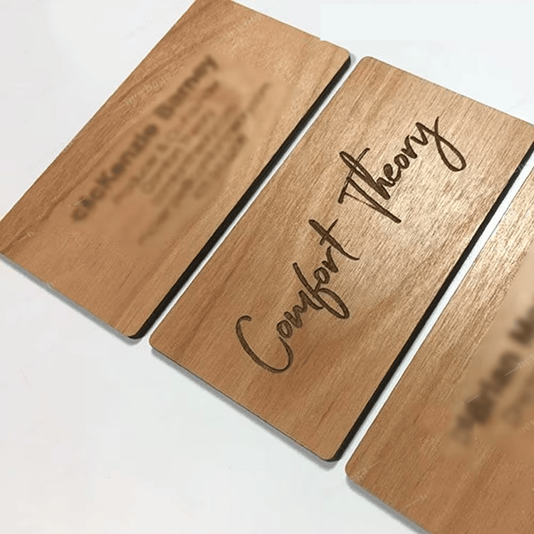 RFID houten visitekaartjes op maat voor NFC-gebruik met chipdetail voor vergelijking van houten kaartoplossingen.
