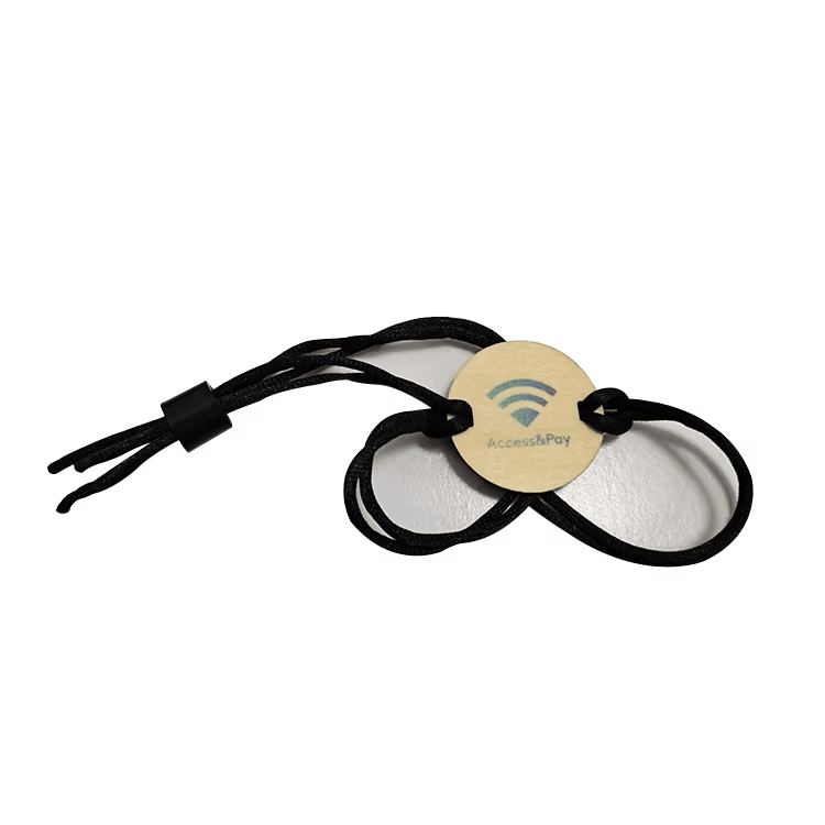 Deze afbeelding toont houten RFID-armbanden voor hotels en evenementen voor toegangscontrole bij evenementen.