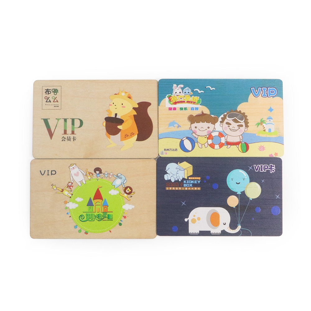 Sapele RFID houten cadeaukaarten tijdens contactloos scannen voor vergelijking van Wooden Cards oplossingen.