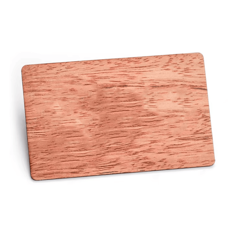 Sapele RFID houten cadeaukaarten met focus op het portemonneeformaat voor Wooden Cards toepassingen.