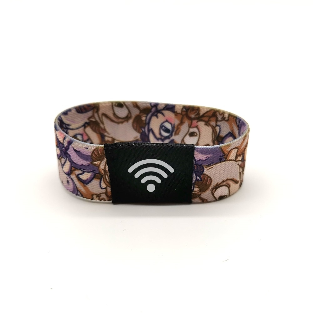 Gedetailleerde macro-opname van de ademende geweven polyester textuur van een elastisch RFID-festivalbandje voor comfortabel dragen.