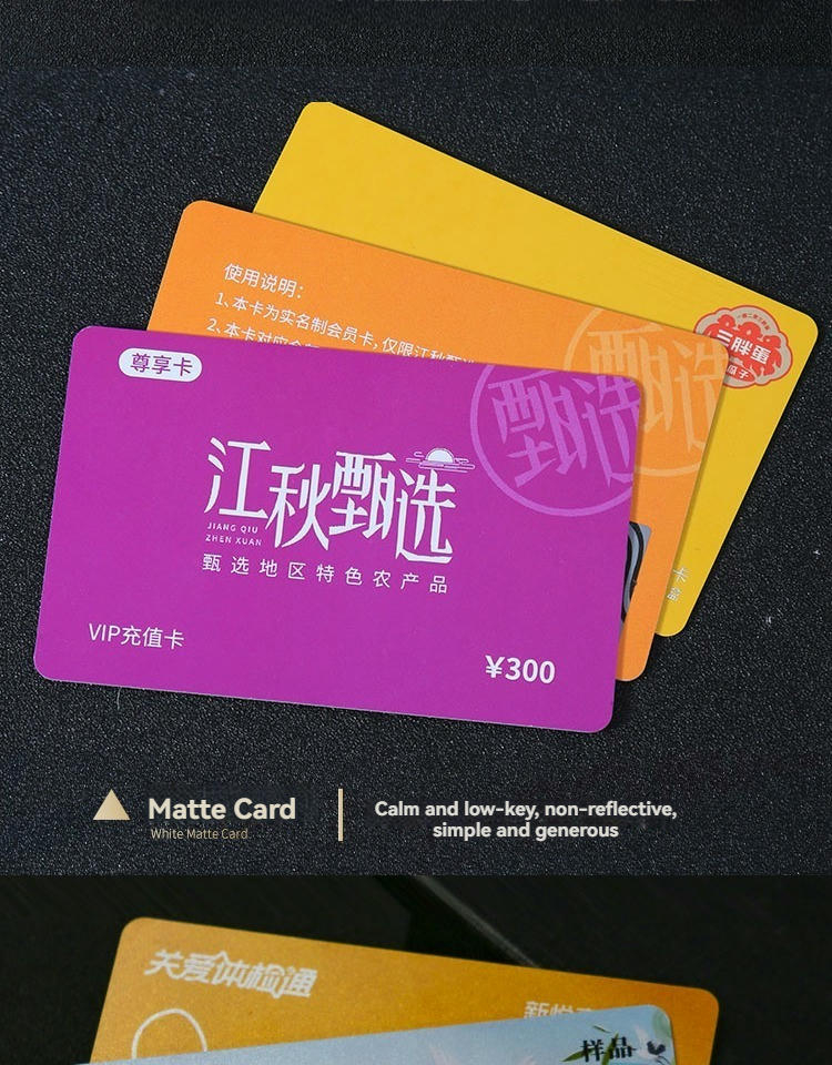 Deze afbeelding toont aangepaste plastic VIP-kaarten voor premium ledenprogramma's in een praktijksituatie voor Plastic Cards toepassingen.