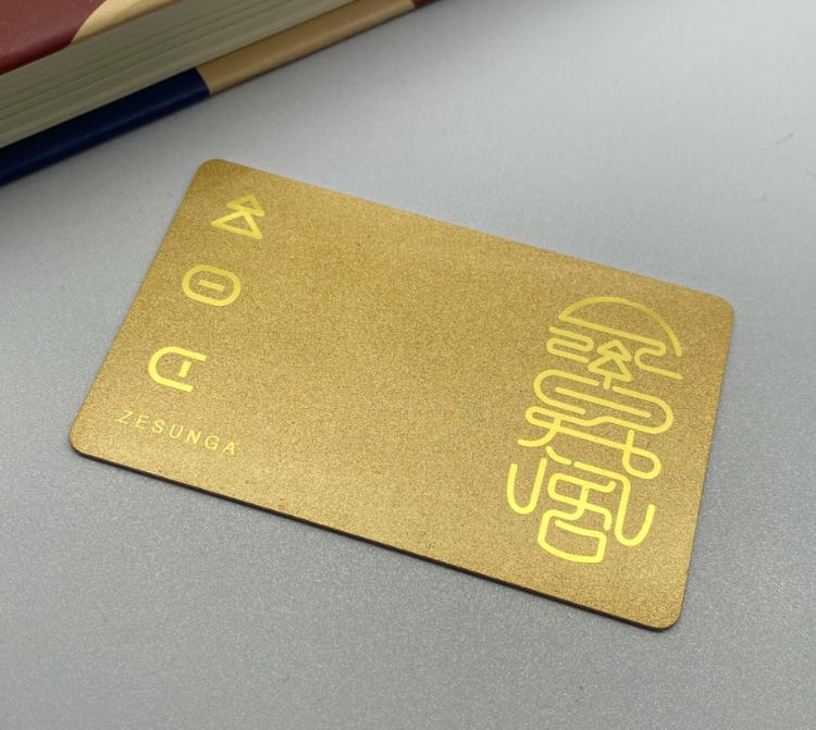 Aangepaste PVC-toegangskaarten met retailverpakking voor vergelijking van plastic kaartoplossingen.
