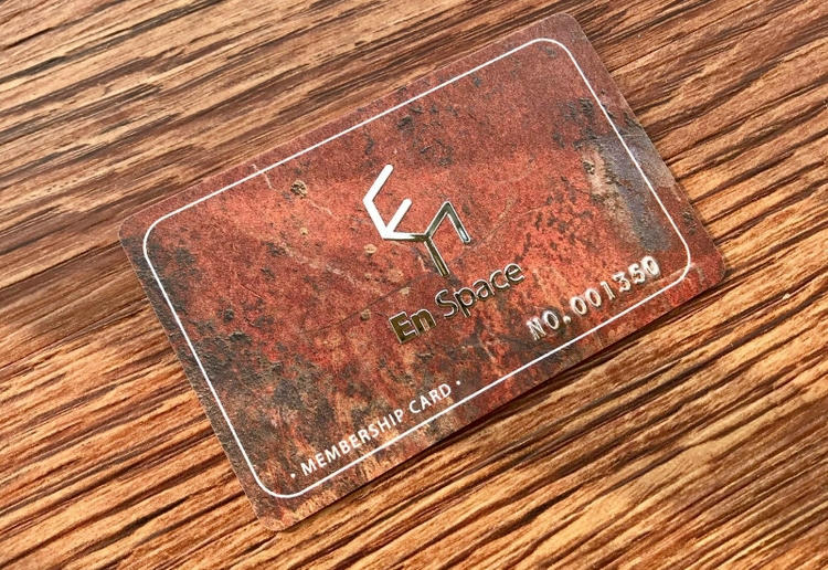 Kunststof kaarten met metalen details geschikt voor contactloze toepassingen.