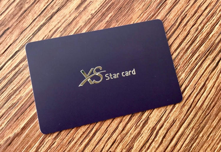 Kunststof kaarten met metalen details met een gepersonaliseerd logo.