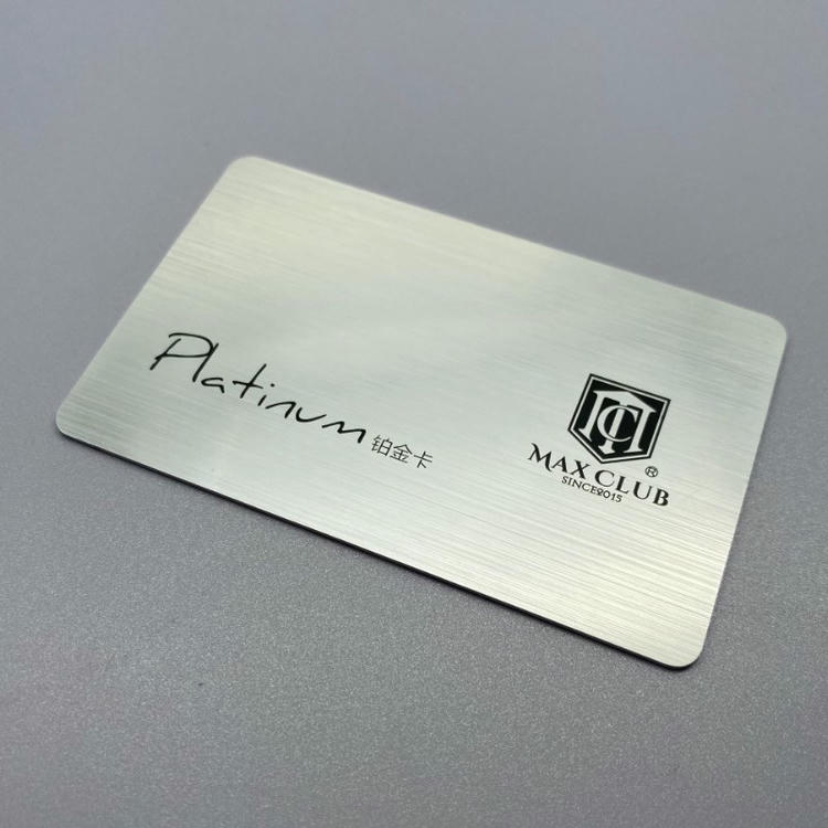 Premium afwerkingskaarten voor luxe branding met detailweergave voor kopers die kunststof kaartoplossingen vergelijken.